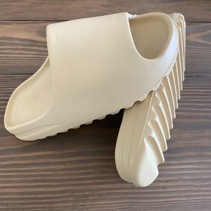 Yeezy Slides color Bone men’s size 8. Brand new never worn.